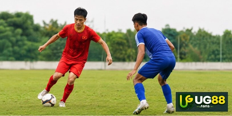 Bước một gọn và những nhịp chạm ngắn giúp cầu thủ thoát áp sát trên mặt cỏ không hoàn toàn phẳng
